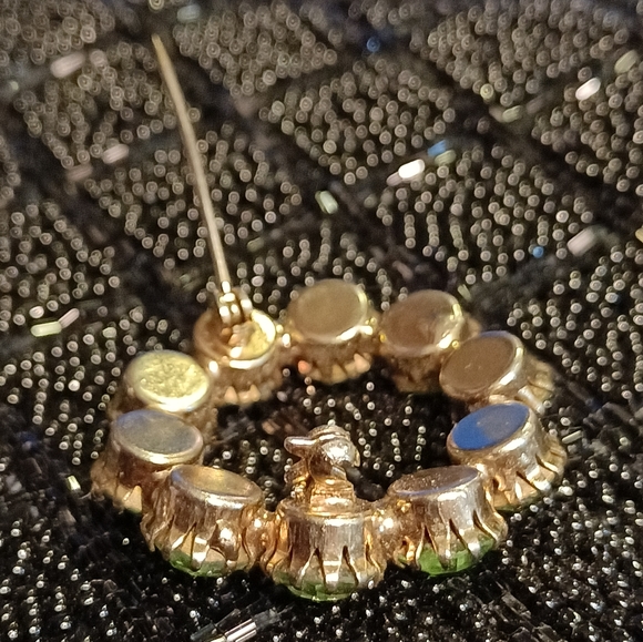 Vintage rhinestone 10 stone light green wreath shaped brooch. - Picture 11 of 13